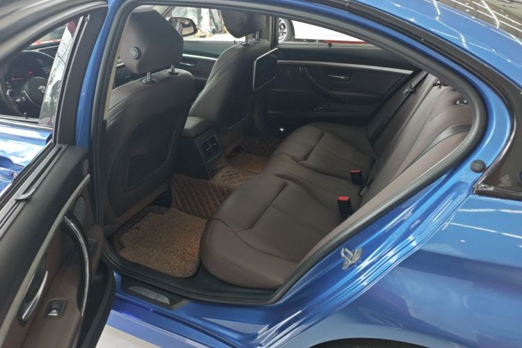 BMW 3 Series 2018 car image #17
