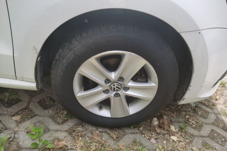 Volkswagen Polo 2015 car image #9