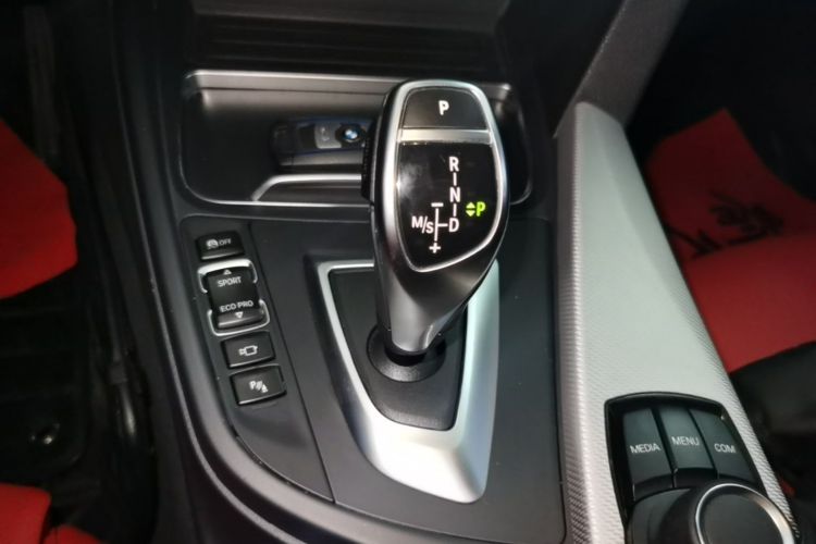 BMW 3 Series 2019 car image #14