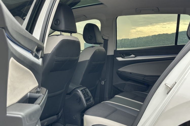 Volkswagen Golf 2025 car image #17