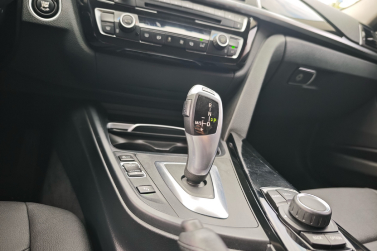 BMW 3 Series 2017 #26 BMW 3 Series 2017 car image #26