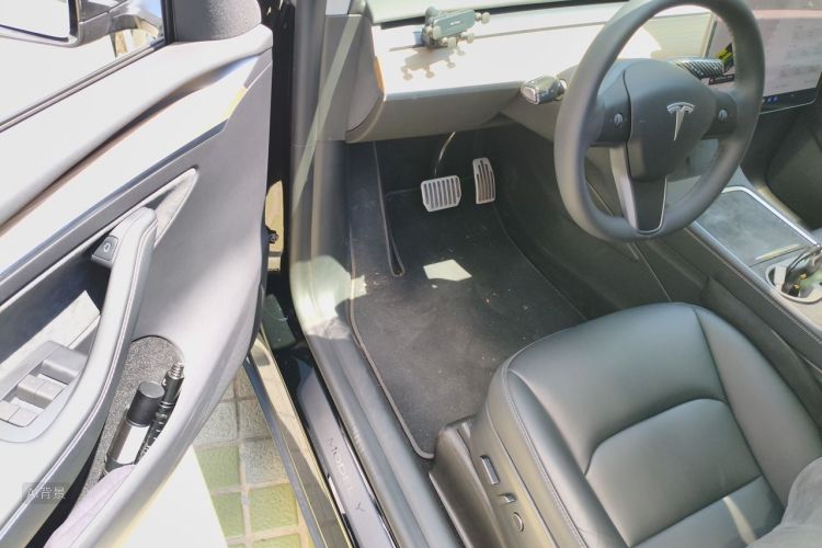 Tesla Model Y 2023 car image #18