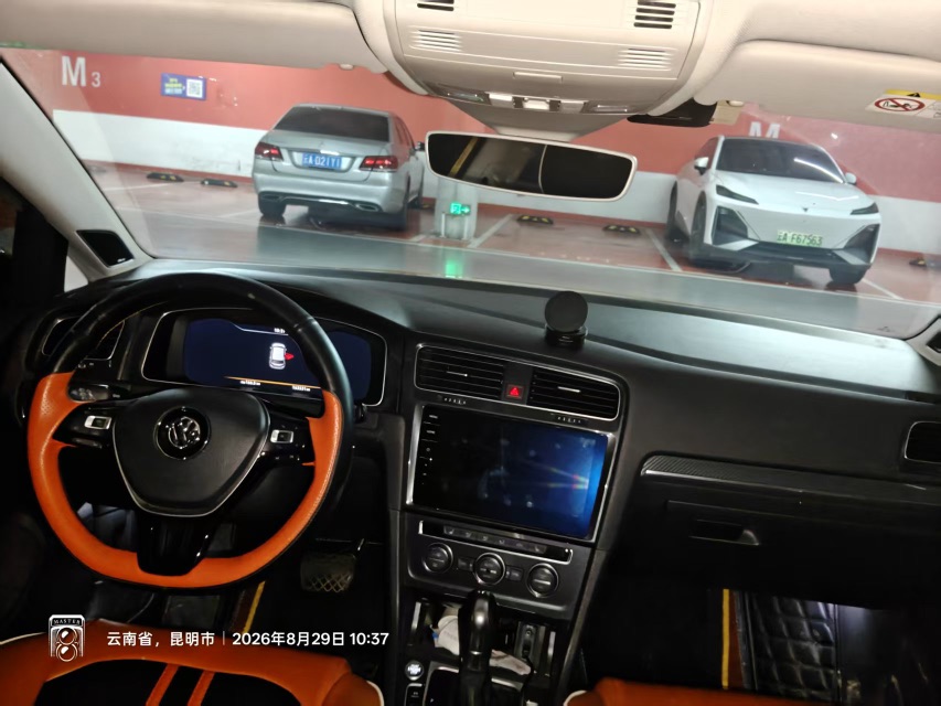 Volkswagen Golf 2018 car image #6