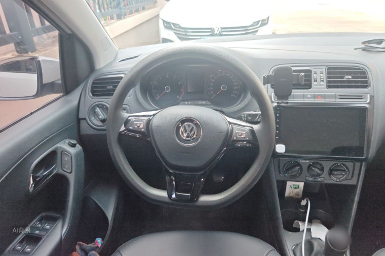 Volkswagen Polo 2018 car image #12