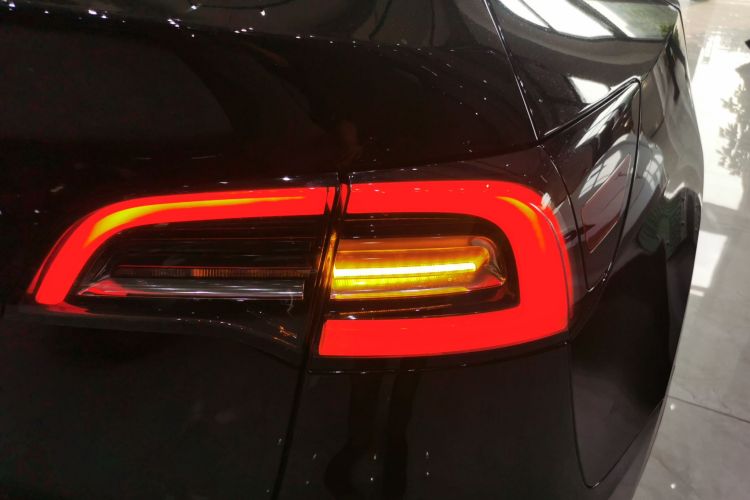 Tesla Model Y 2021 car image #8
