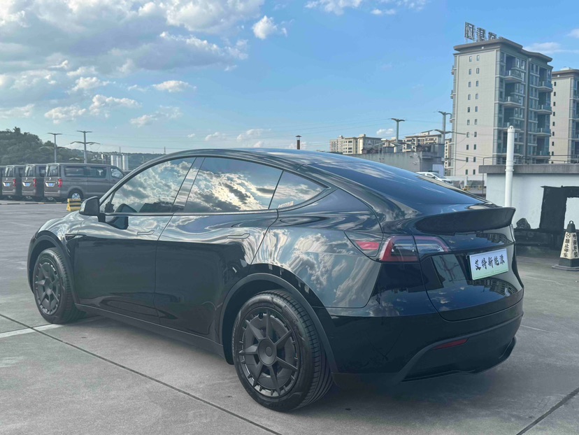 Tesla Model Y 2023 #5 Tesla Model Y 2023 car image #5