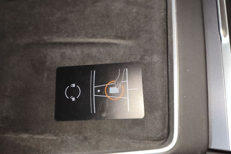 Tesla Model Y 2025 immagine di auto #9