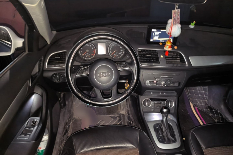Audi Q3 2017 car image #11