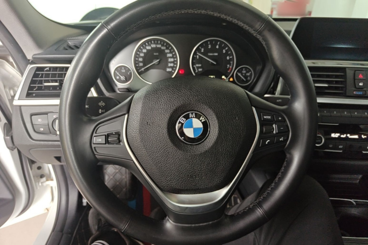 BMW 3 Series 2018 car image #11