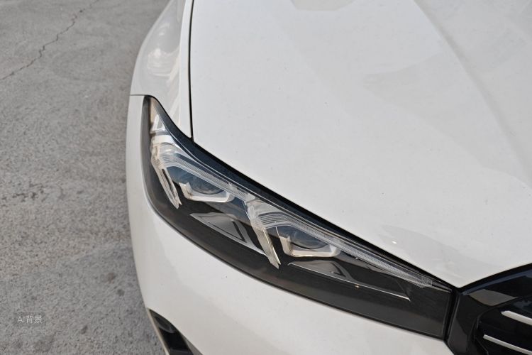 BMW 3 Series 2024 صورة سيارة #8