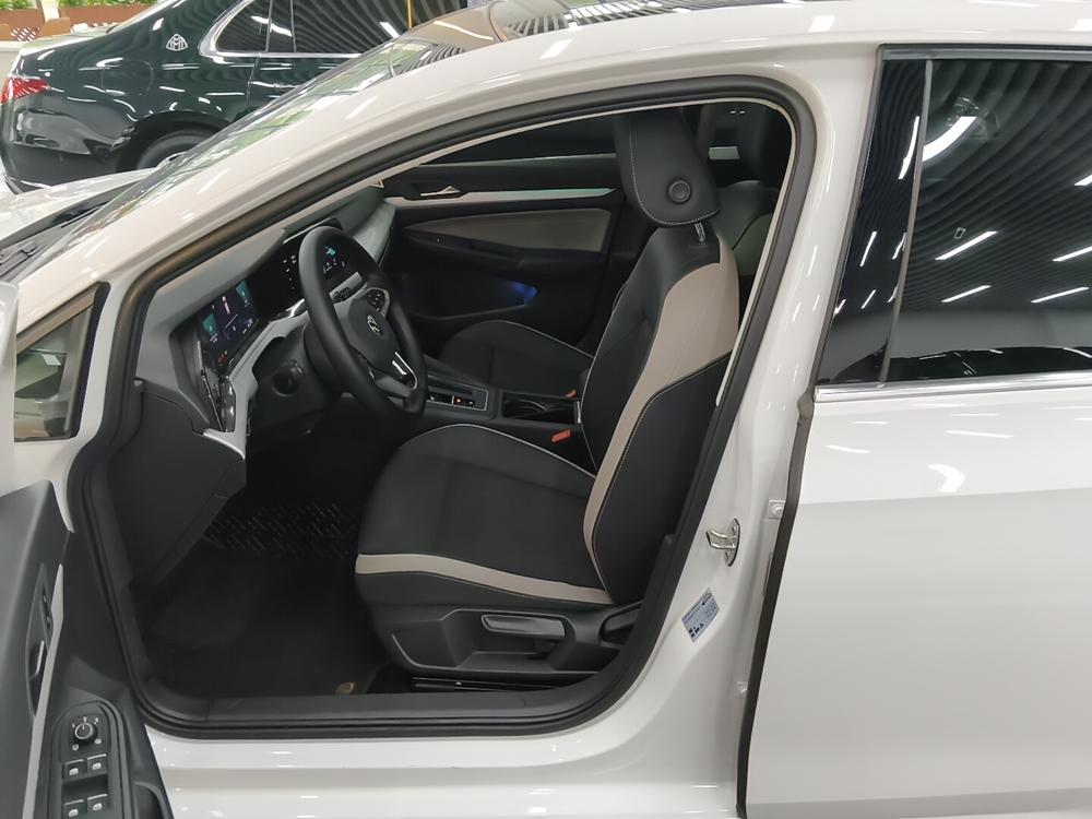 Volkswagen Golf 2023 immagine di auto #10
