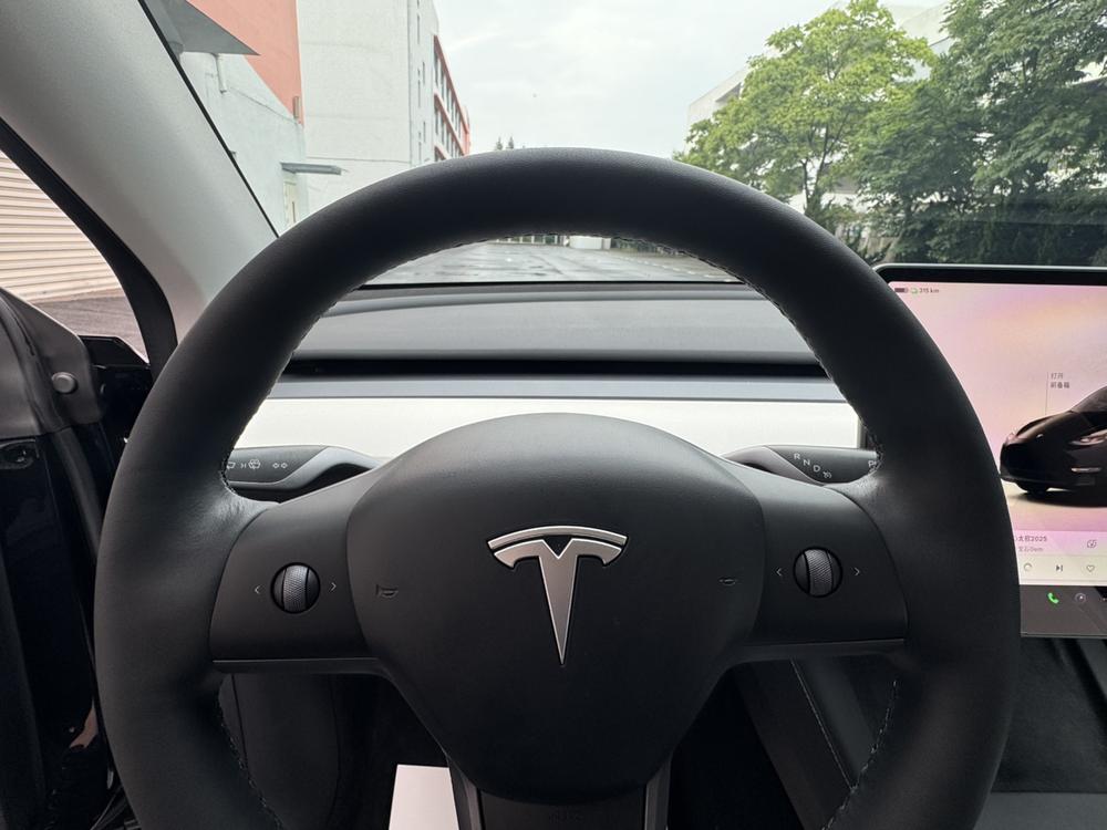 Tesla Model Y 2022 car image #12