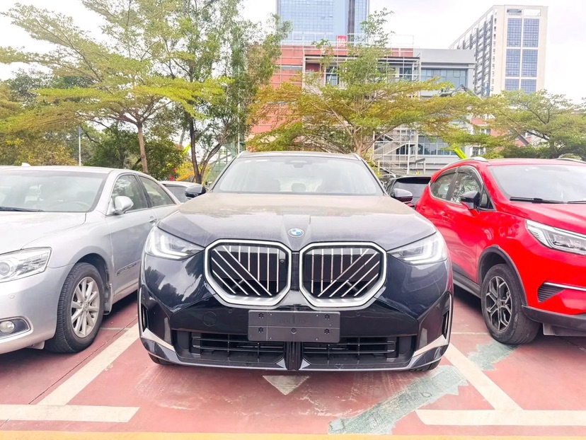 BMW X3 2026 car image #2