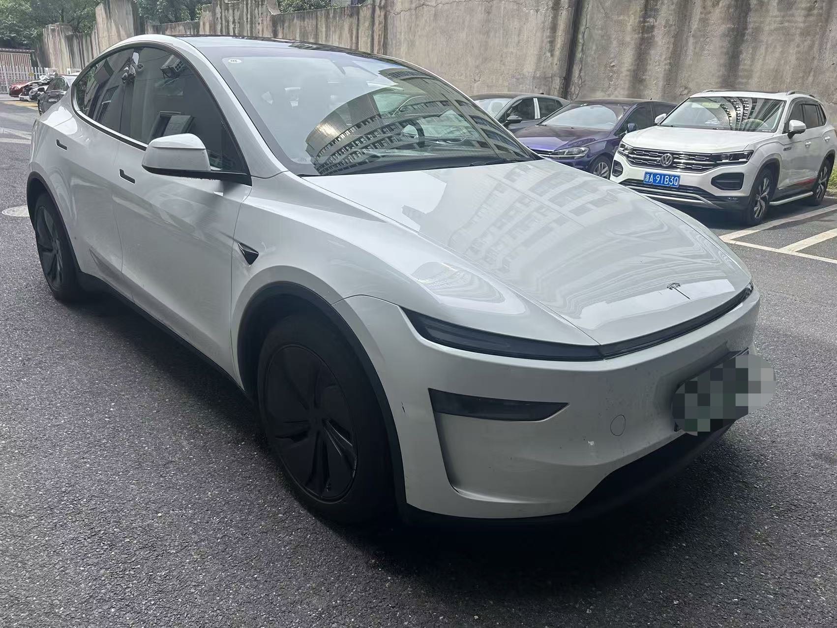 Tesla Model Y 2025 #2 Tesla Model Y 2025 car image #2
