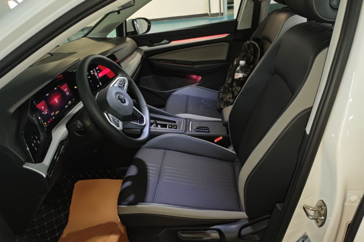 Volkswagen Golf 2023 car image #15