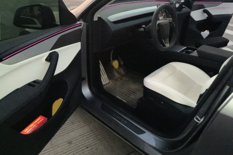 Tesla Model Y 2025 #13 Tesla Model Y 2025 car image #13