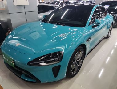 MI SU7 2024 immagine di auto 