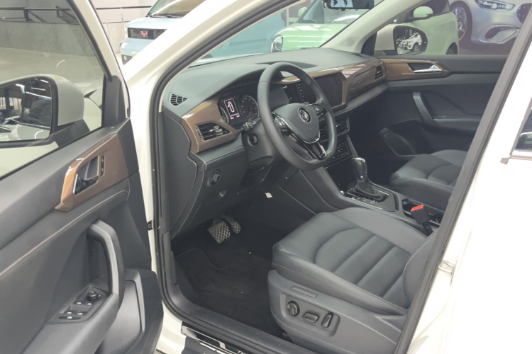Volkswagen Tharu 2021 car image #17