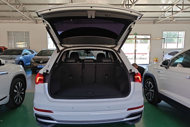 Audi Q3 2020 car image #19