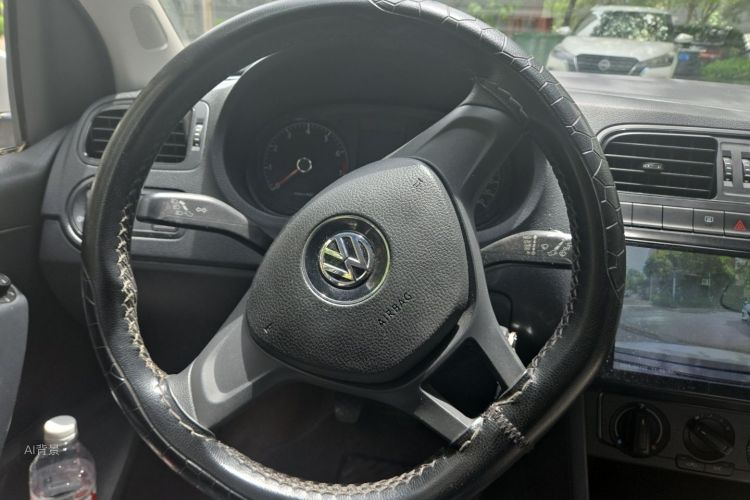 Volkswagen Polo 2015 car image #12