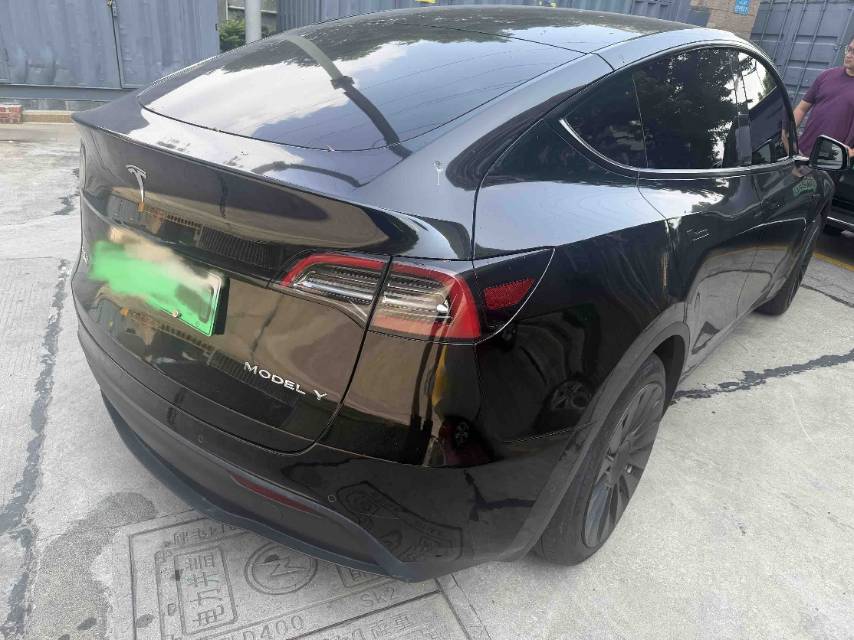 Tesla Model Y 2023 car image #2