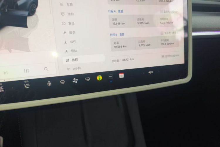 Tesla Model Y 2024 immagine di auto #12