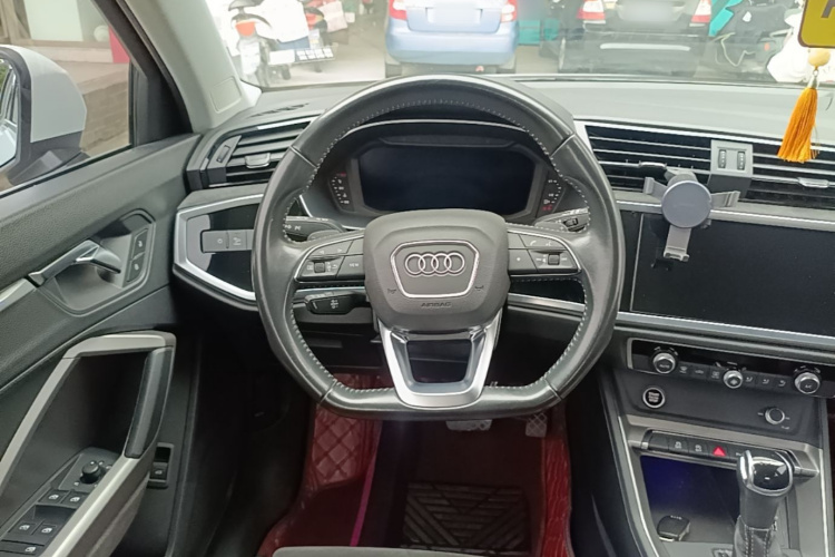 Audi Q3 2021 car image #15