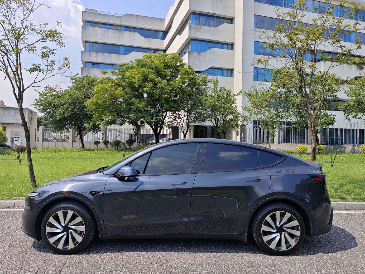 Tesla Model Y 2025 #6 Tesla Model Y 2025 car image #6