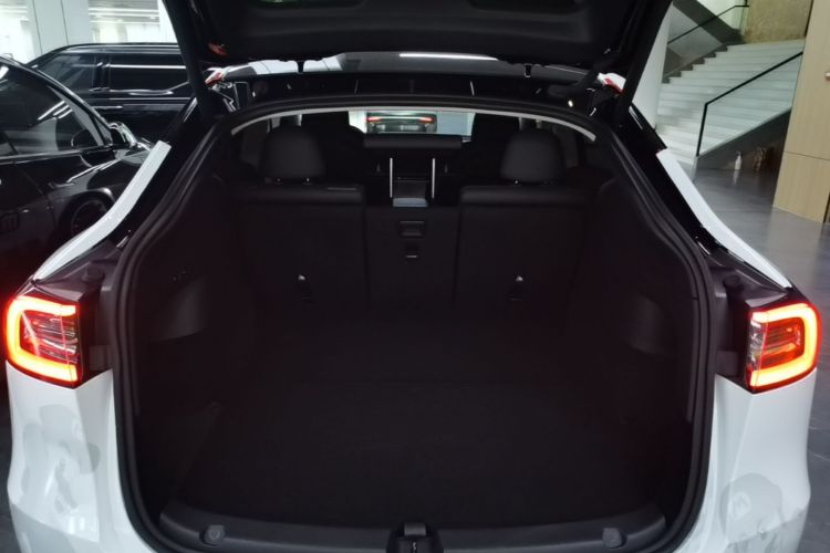 Tesla Model Y 2023 car image #19