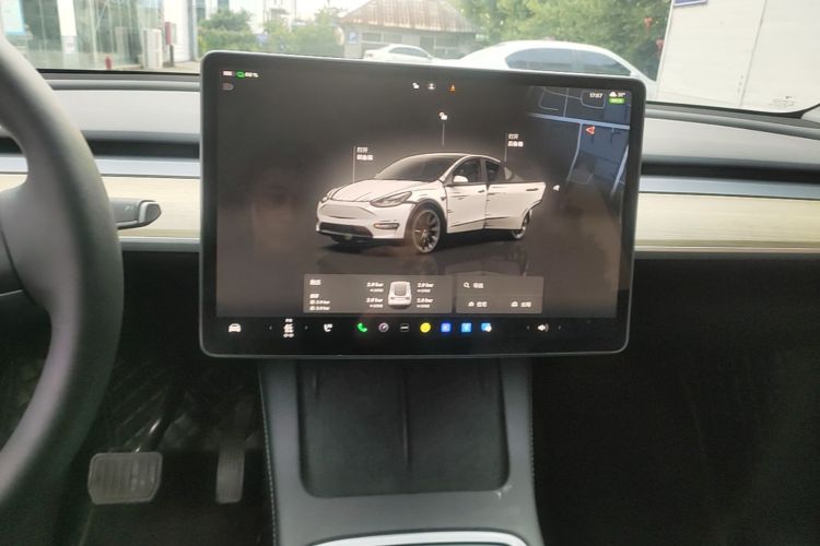 Tesla Model Y 2023 car image #13