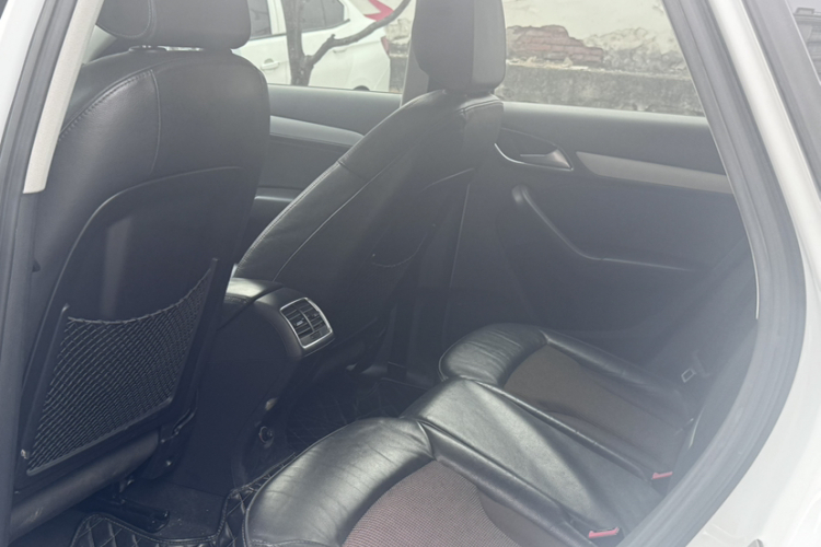 Audi Q3 2019 car image #10