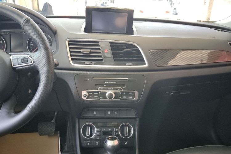 Audi Q3 2017 car image #13