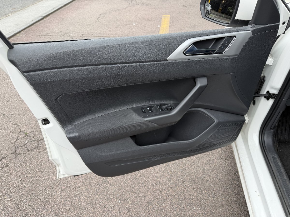 Volkswagen Polo 2022 car image #3
