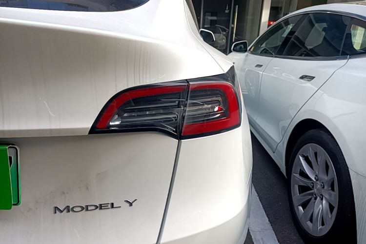 Tesla Model Y 2023 car image #8
