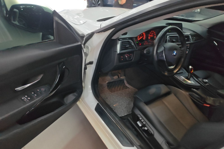 BMW 3 Series GT 2018 #16 BMW 3 Series GT 2018 car image #16