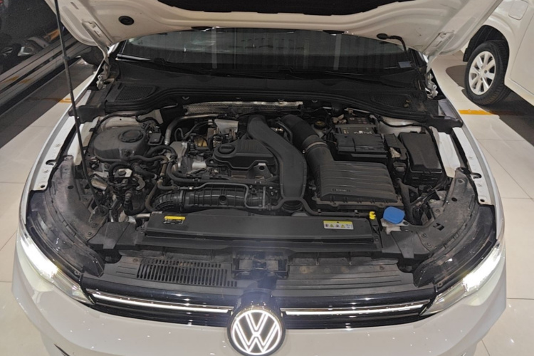 Volkswagen Golf 2025 car image #20