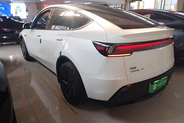 Tesla Model Y 2025 #5 Tesla Model Y 2025 car image #5