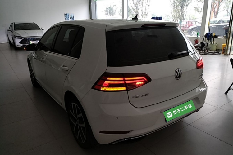Volkswagen Golf 2020 car image #5