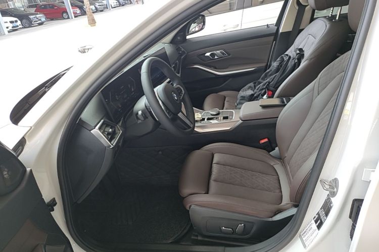 BMW 3 Series 2024 صورة سيارة #15