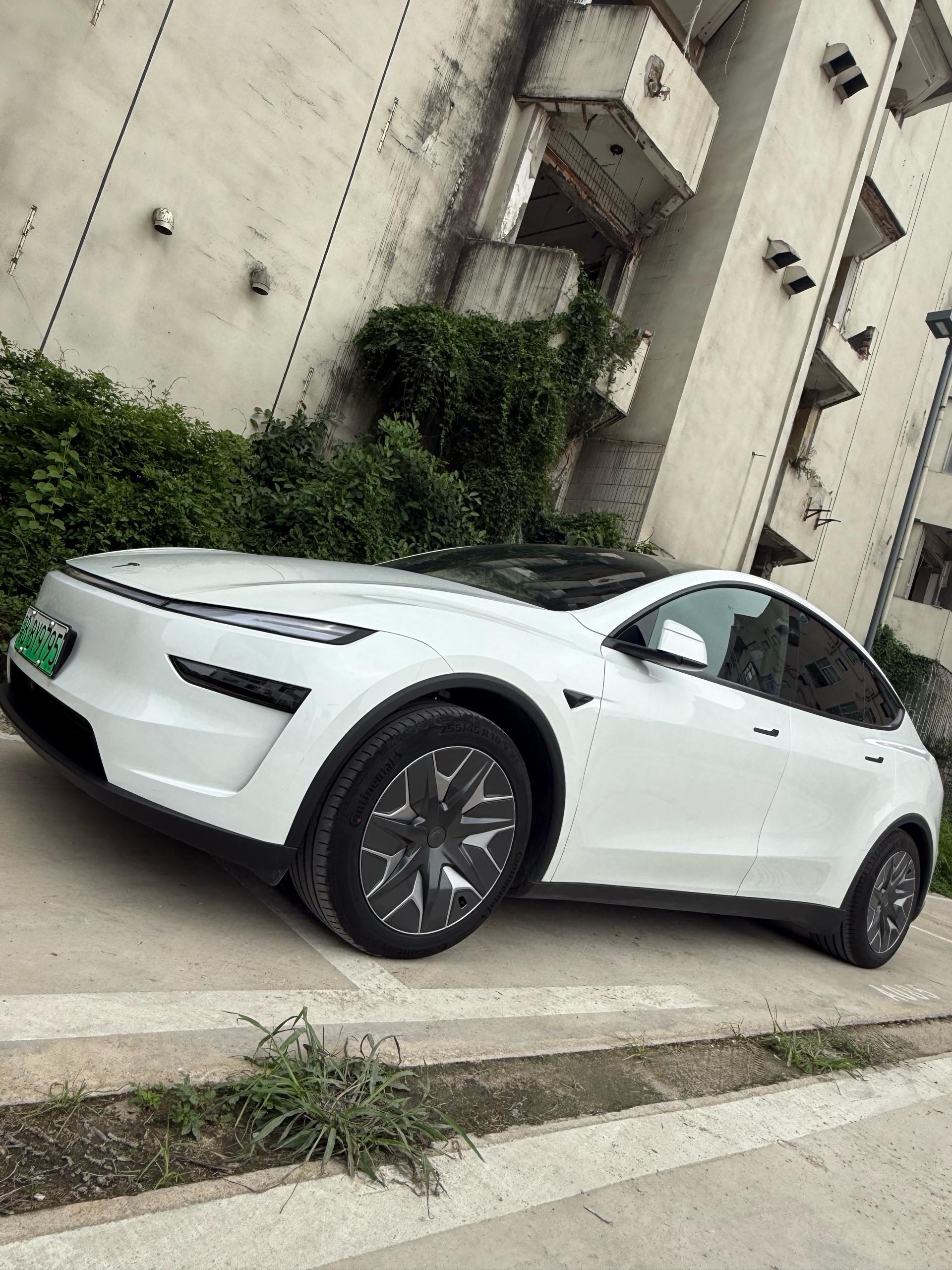 Tesla Model Y L 2025 Tesla Model Y L 2025 car image