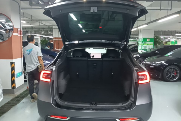 Tesla Model Y 2023 car image #21