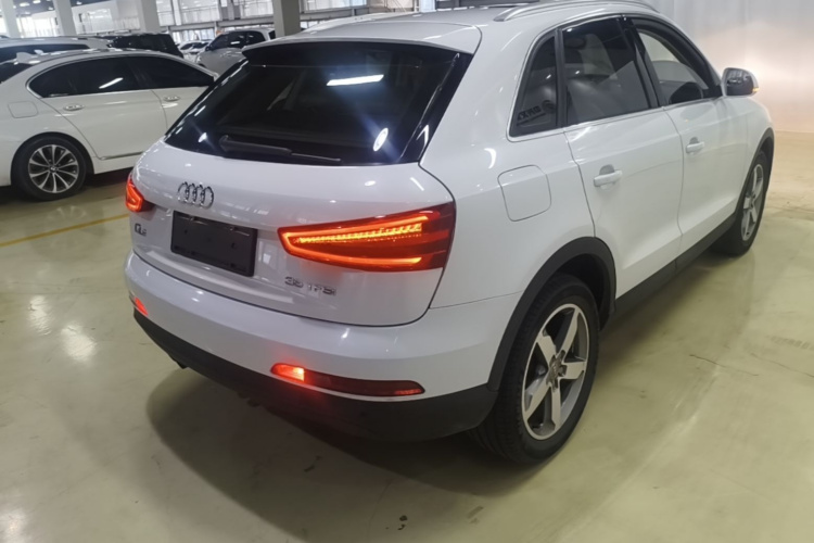 Audi Q3 2016 car image #7