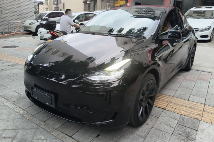 Tesla Model Y 2022 car image #2