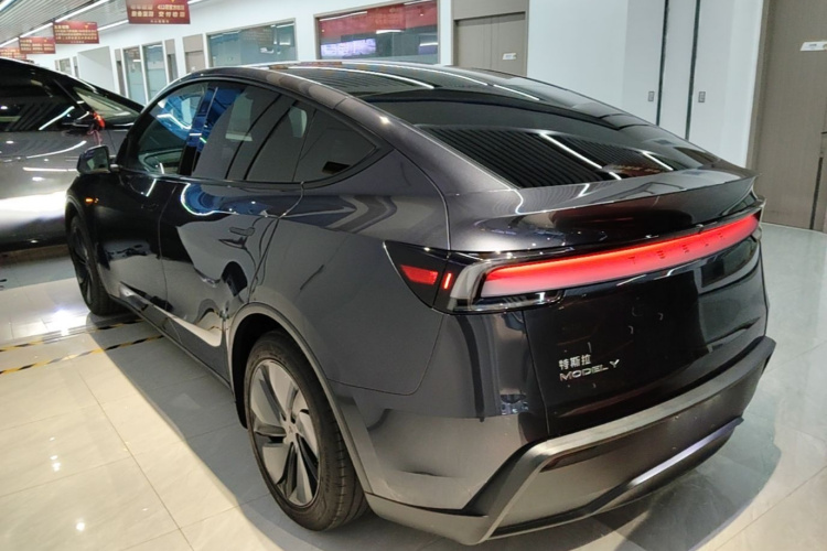 Tesla Model Y 2025 #5 Tesla Model Y 2025 immagine di auto #5
