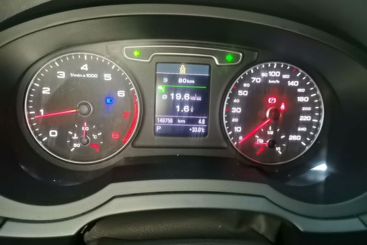 Audi Q3 2016 car image #12