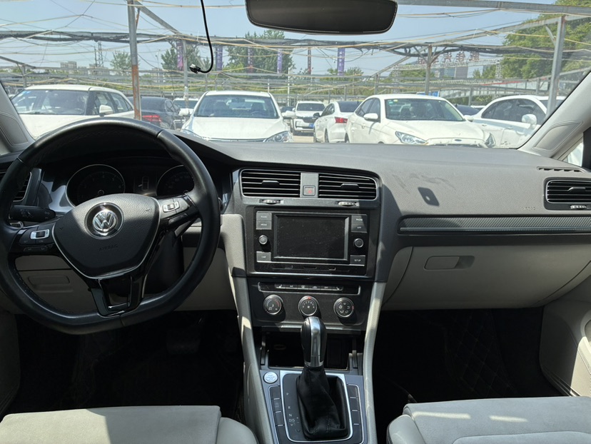 Volkswagen Golf 2018 car image #5