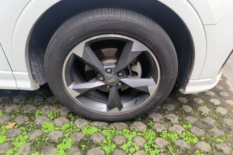 Audi Q3 2019 car image #9