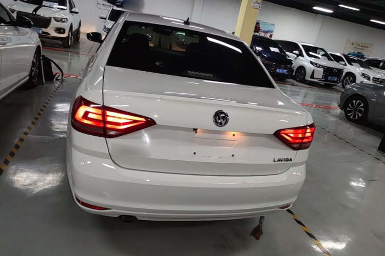 Volkswagen Lavida 2017 car image #6