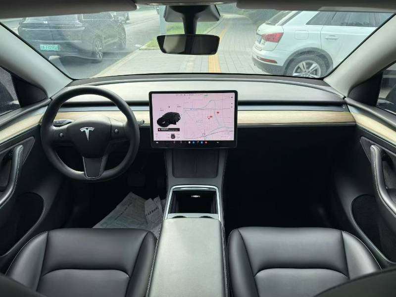Tesla Model Y 2021 car image #2
