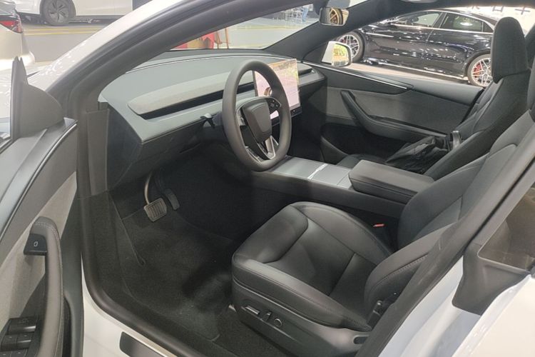 Tesla Model Y 2026 #16 Tesla Model Y 2026 car image #16